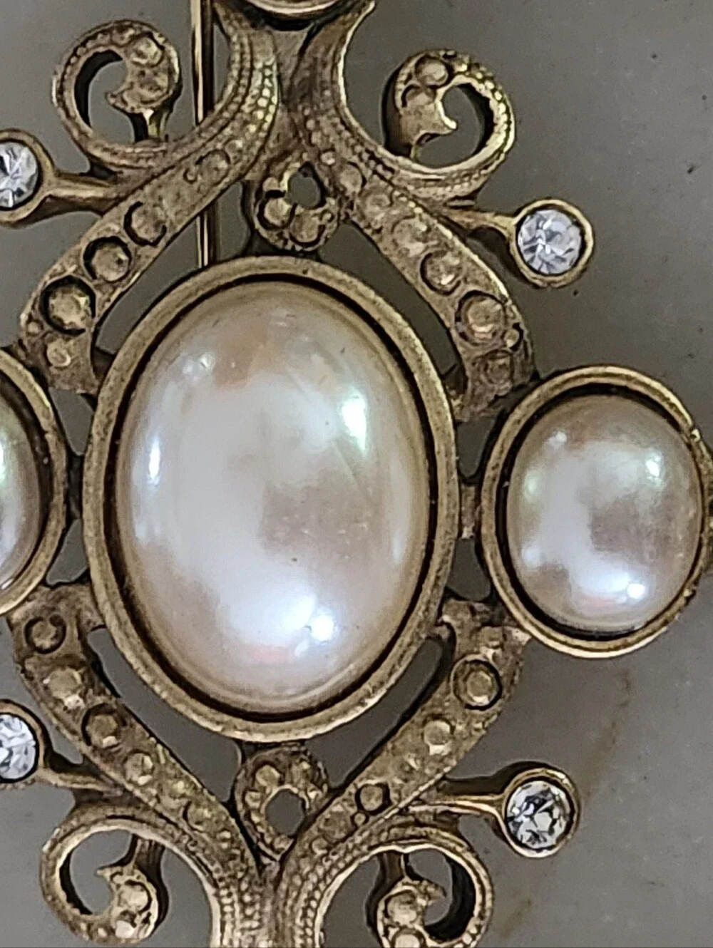 Stunning Gold-Tone Faux Pearl & Crystal Brooch with Chain